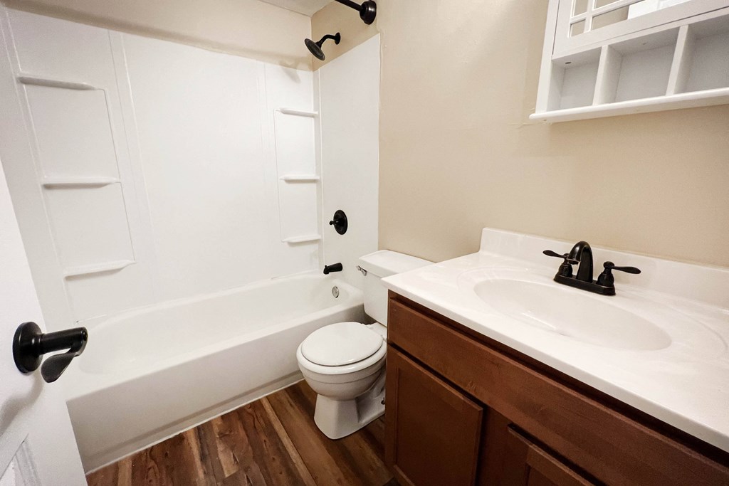 Bath at Sharondale Woods Apartments, Cincinnati, 45241