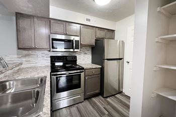 Kitchen with fully equipt appliances at Deercross Apartments, Cincinnati, OH