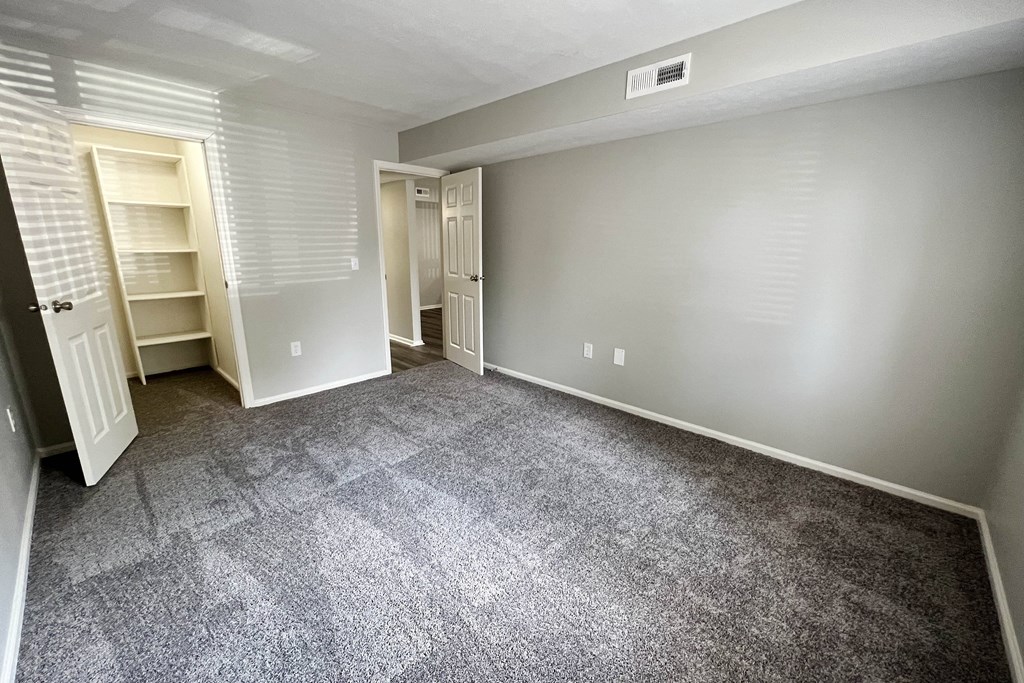 Room area at Deercross Apartments, Cincinnati, 45236