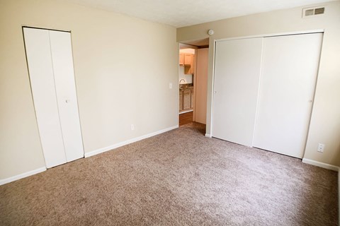 Bedroom Carpeting at Crown Crossing Apartments, Amelia, Ohio