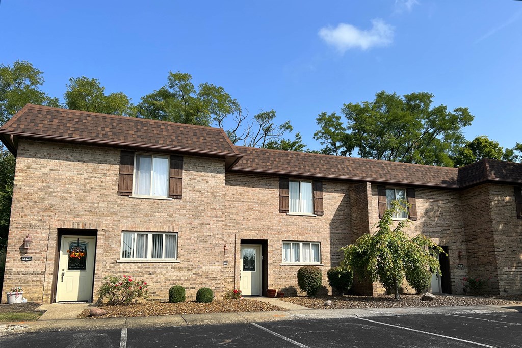 Elegant Exterior View Of Property  at Crestbrook Apartments & Townhomes, Crescent Spring