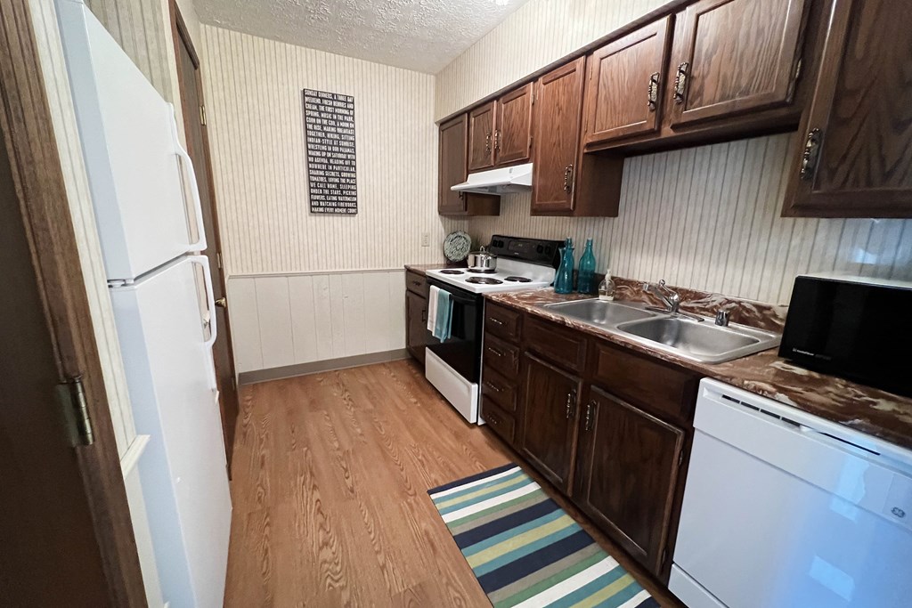 Fully Furnished Kitchen  at Crestbrook Apartments & Townhomes, Kentucky