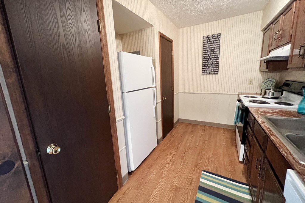 Fully Furnished Kitchen  at Crestbrook Apartments & Townhomes, Kentucky