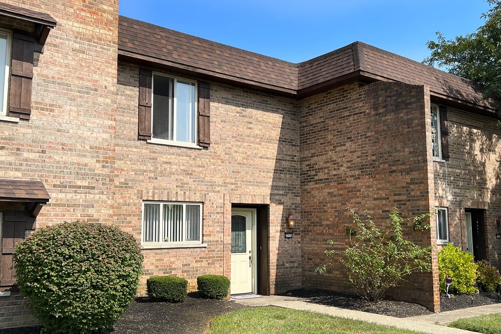Elegant Exterior  at Crestbrook Apartments & Townhomes, Kentucky, 41017