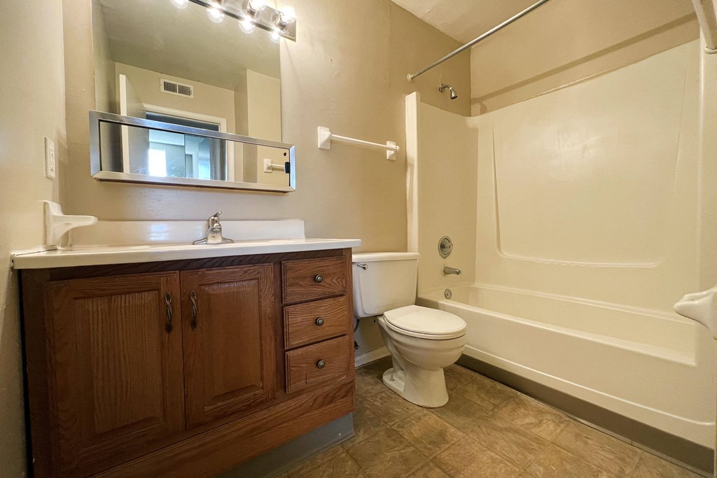 Bathroom at Crown Ridge Apartments, Franklin, OH