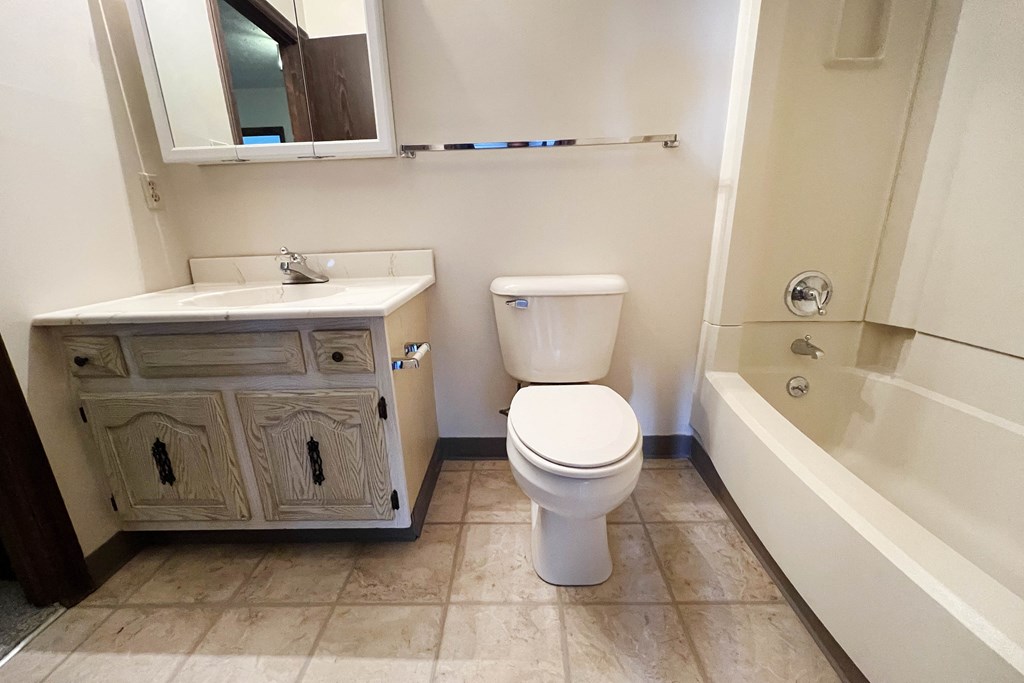 Bathtub  at Crestbrook Apartments & Townhomes, Crescent Spring, KY