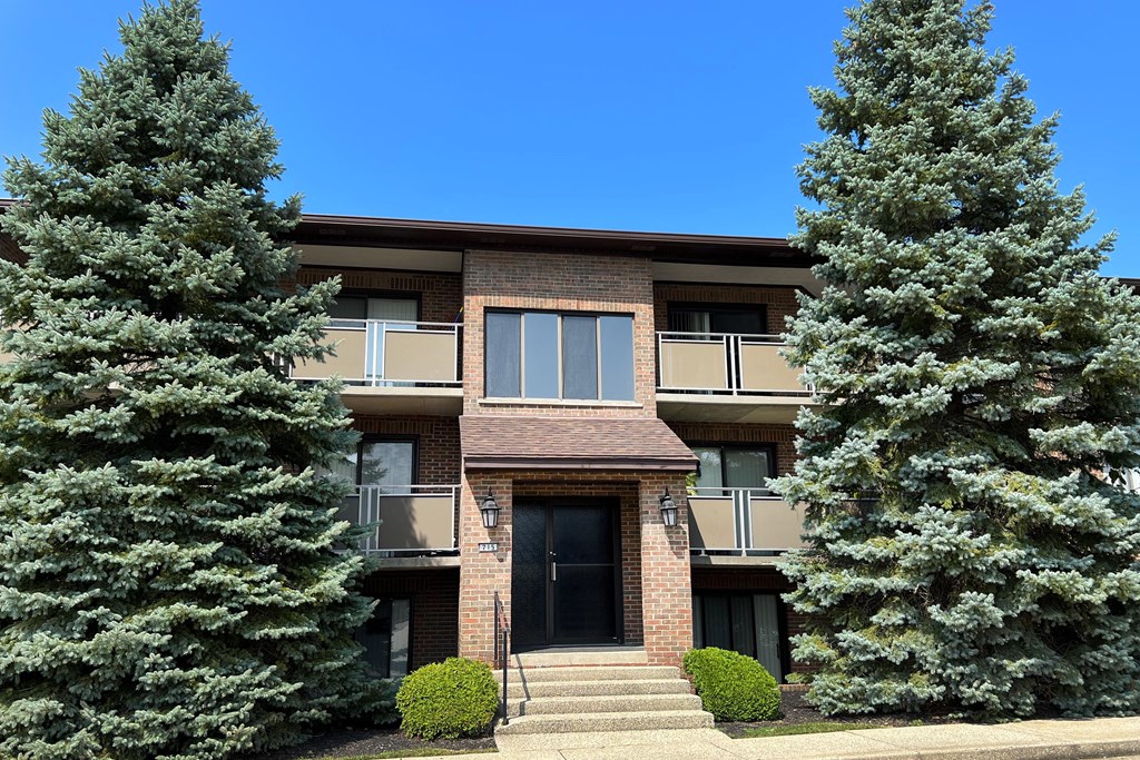 Elegant Exterior View Of Property at Colonial Village, Crescent Springs, KY