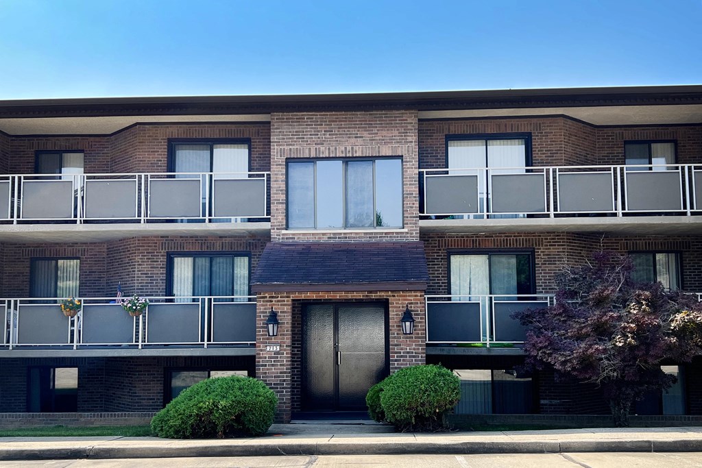 Property Exterior at Colonial Village, Kentucky