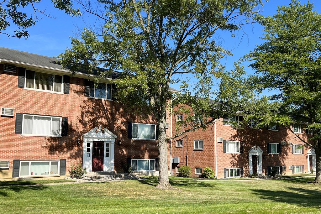 Exterior area building view at Sharondale Woods Apartments, Ohio
