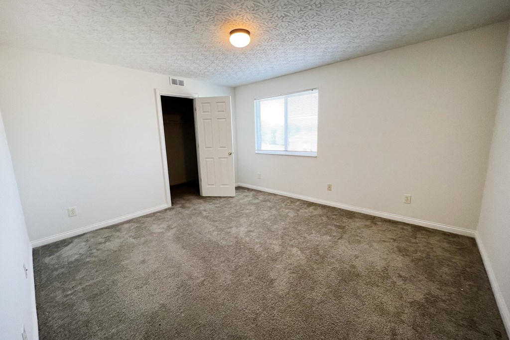 Bedroom With Carpet at Walton Ridge Apartments, Walton
