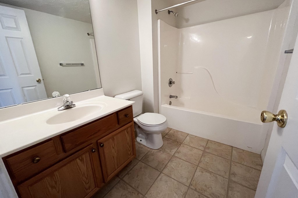 Bathroom With Bathtub at Walton Ridge Apartments, Kentucky, 41094