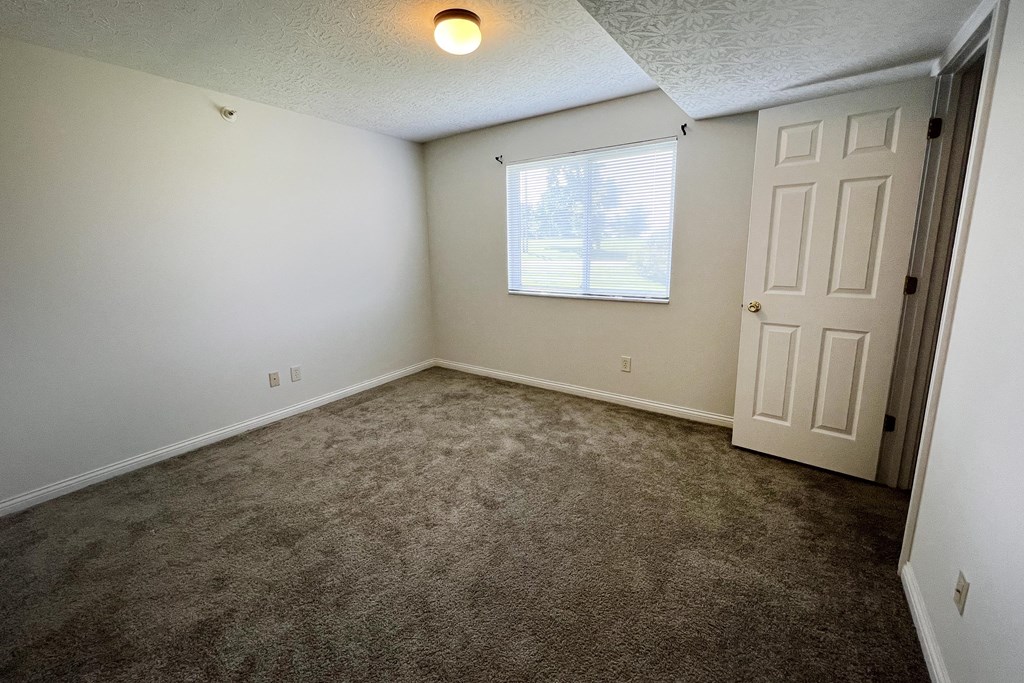 Carpeted Bedroom at Walton Ridge Apartments, Walton, Kentucky