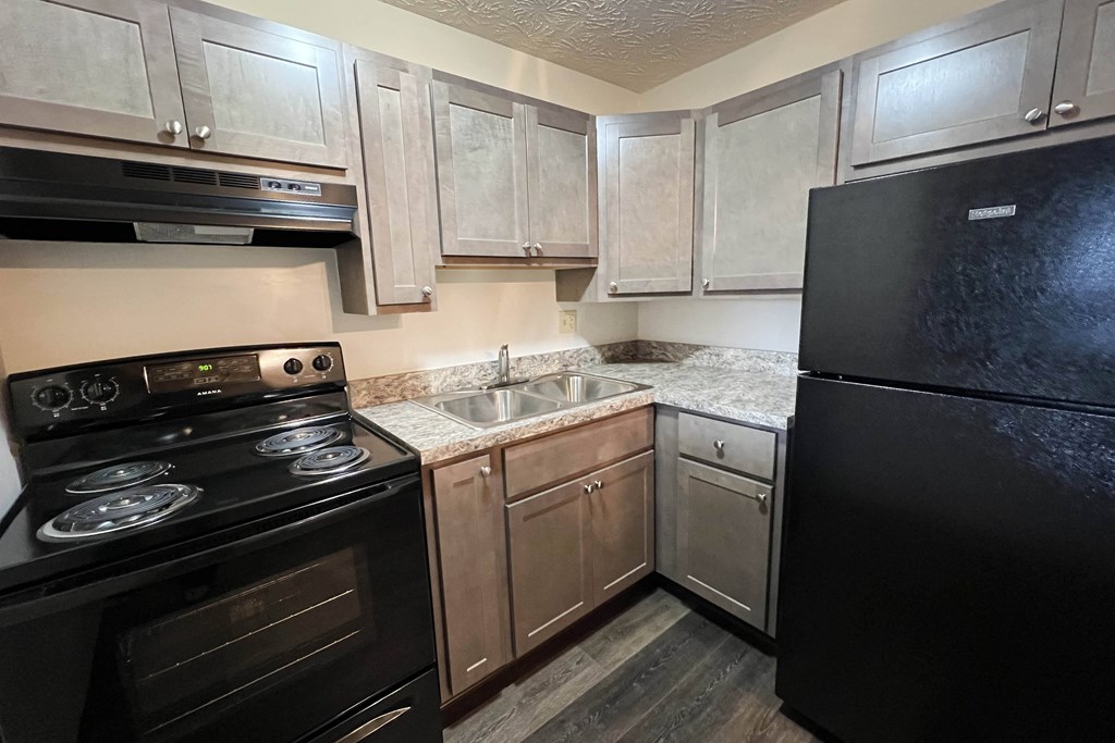 Fully Equipped Kitchen at Forest Creek Apartments, Middletown, 45044