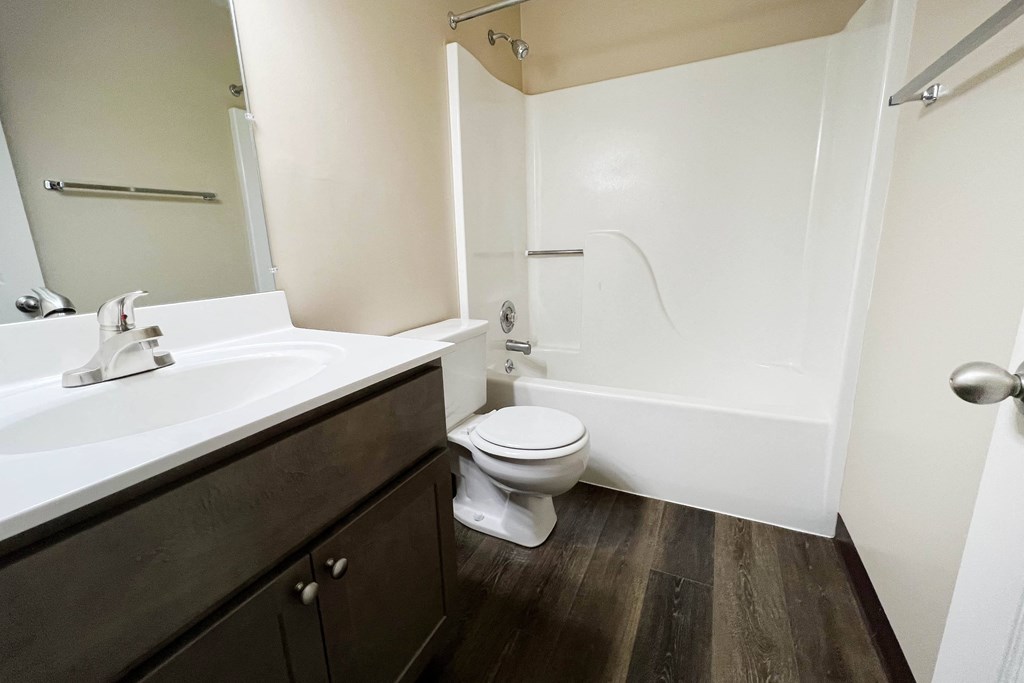 Bathroom With Bathtub at Forest Creek Apartments, Middletown