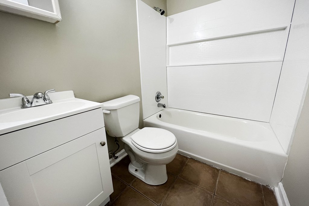 White bath at Park Place, Richmond, Kentucky