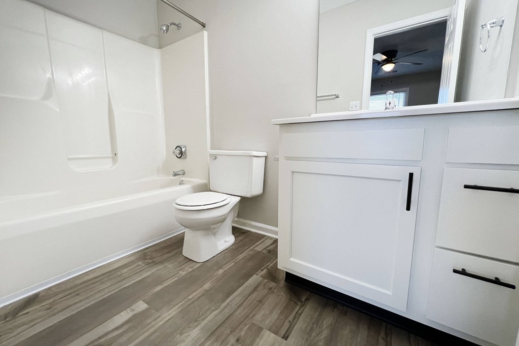 Bathroom With Bathtub at Hartland Place, Kentucky, 40517
