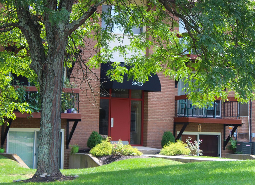 Courtyard Garden Space at Fox Run Apartments, Cincinnati, Ohio