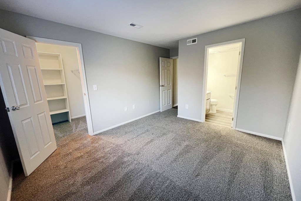 Room with wooden flooring at Deercross Apartments, Ohio, 45236
