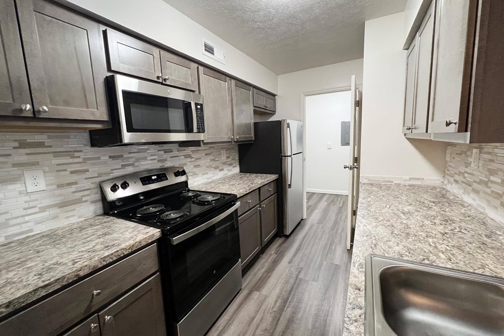 Steel appliances at Deercross Apartments, Cincinnati, 45236