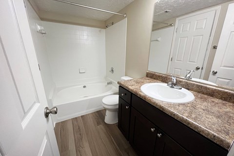 Bathroom With Bathtub at The Vinings Apartments, Ohio