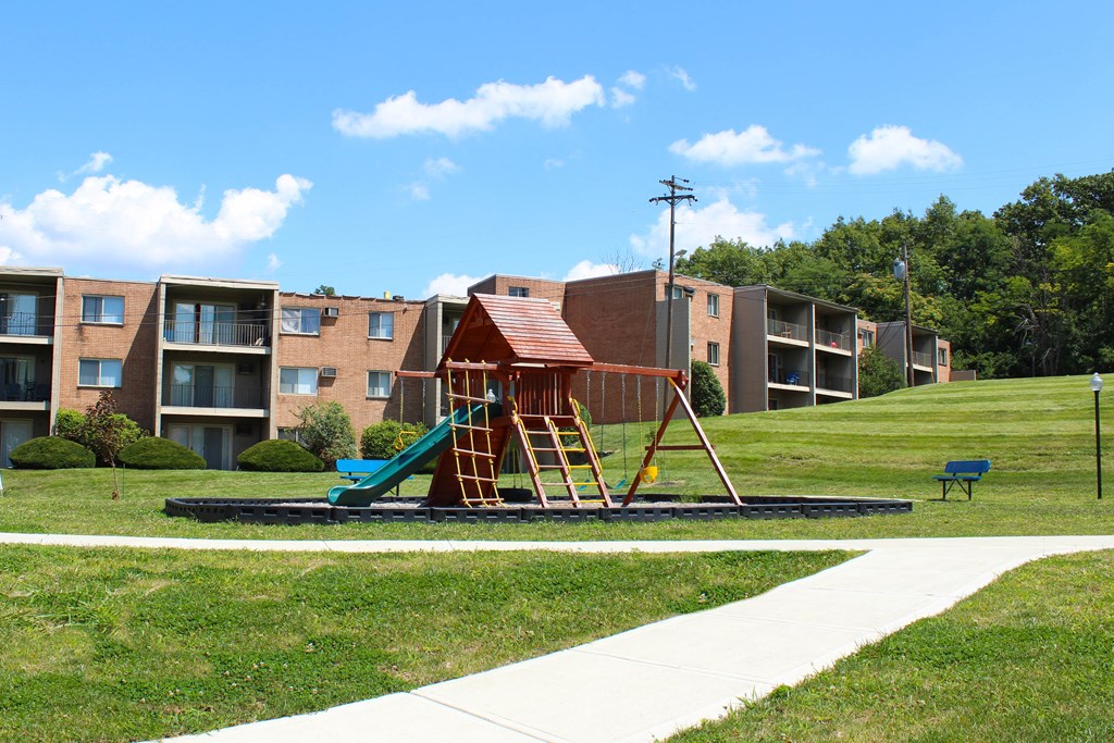 Crown Pointe Court Yard at Crown Pointe Apartments, Covington, KY, 41014