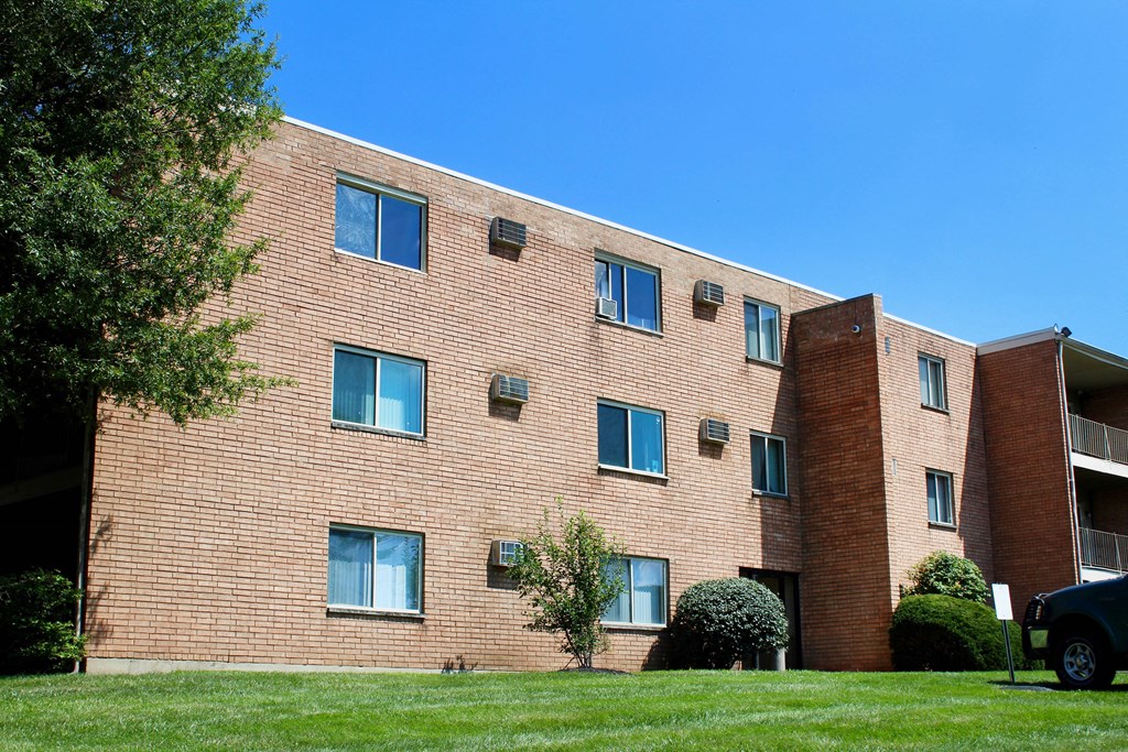 Crown Pointe building at Crown Pointe Apartments, Kentucky, 41014
