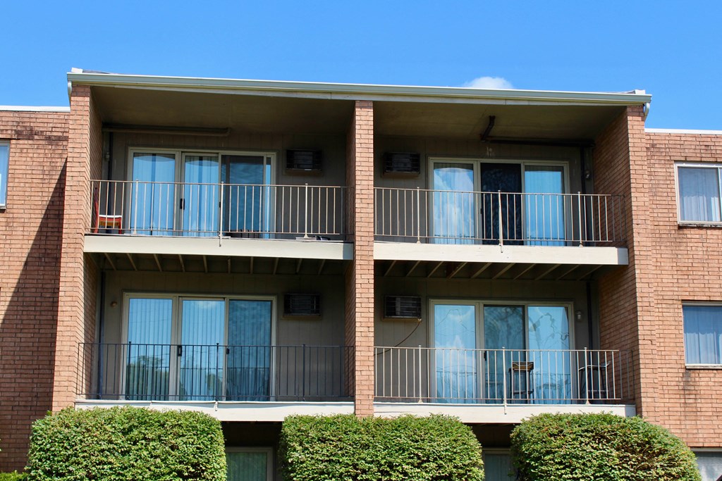 Building front view at Crown Pointe Apartments, Covington, KY
