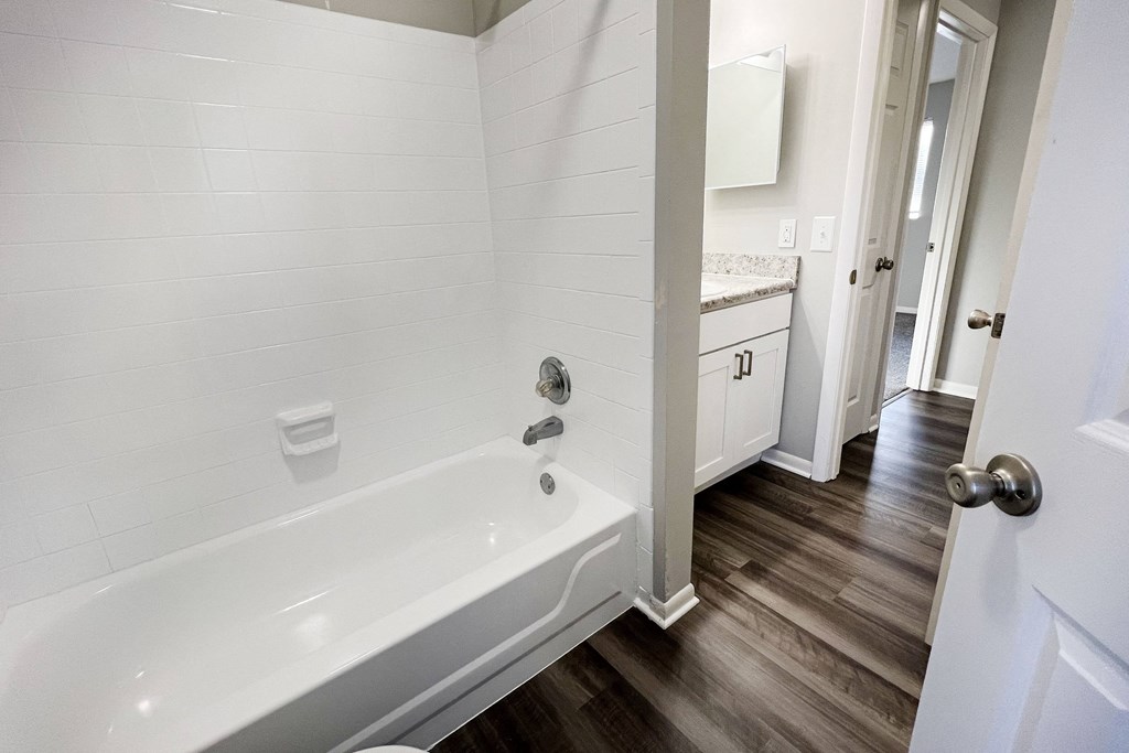 Bathtub at The Vinings Apartments, Ohio