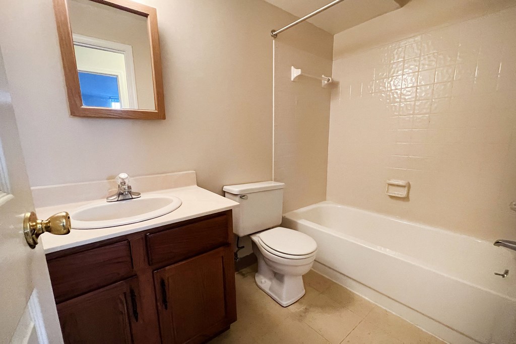 Bathroom With Bathtub at The Overlook at Ft. Thomas, Ft. Thomas, 41075
