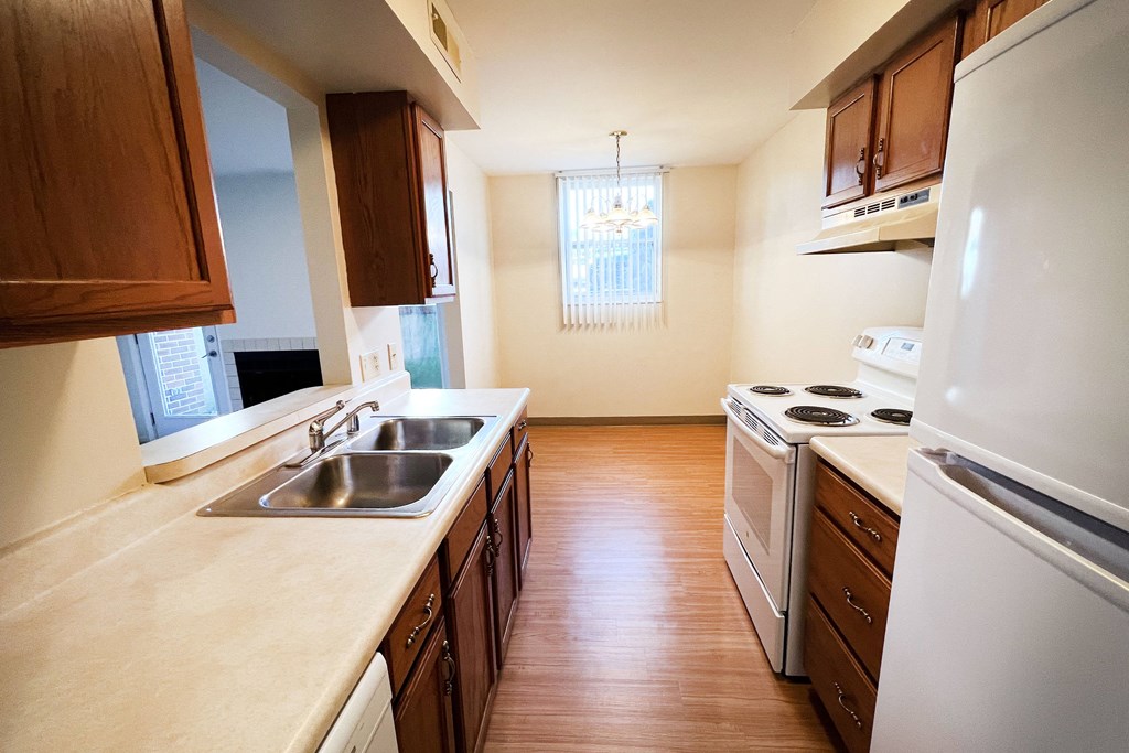 Well Equipped Eat-In Kitchen at The Overlook at Ft. Thomas, Ft. Thomas, Kentucky