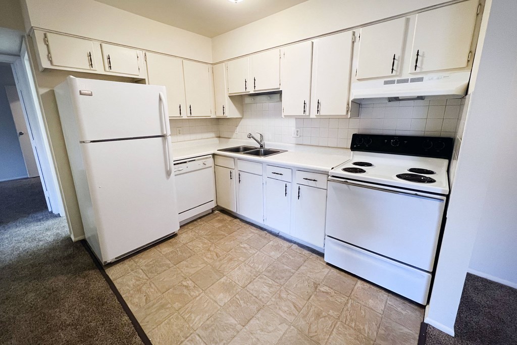 Crown Ridge Classic 2 Bedroom Kitchen at Crown Ridge Apartments, Franklin, OH, 45005