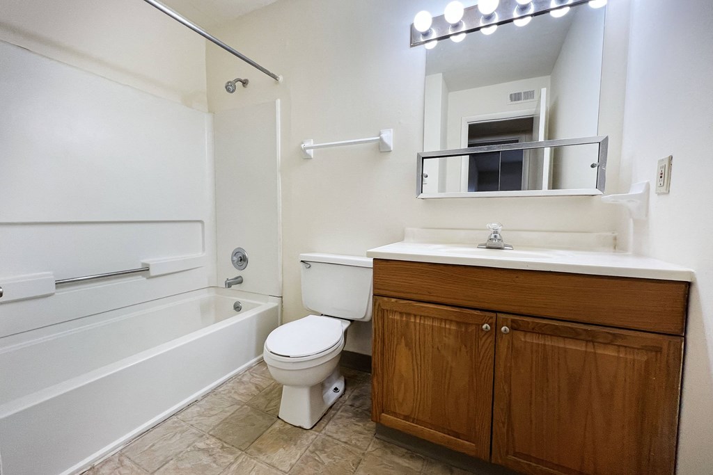 2 Bedroom Bathroom at Crown Ridge Apartments, Franklin, OH