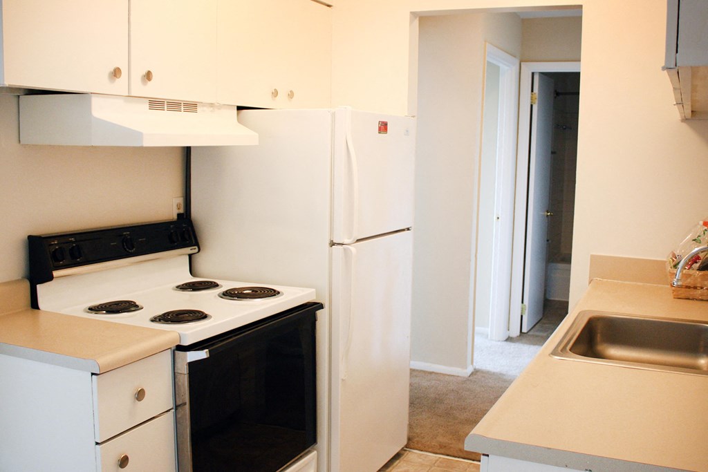 White cabinets in kitchen at Crown Pointe Apartments, Kentucky, 41014