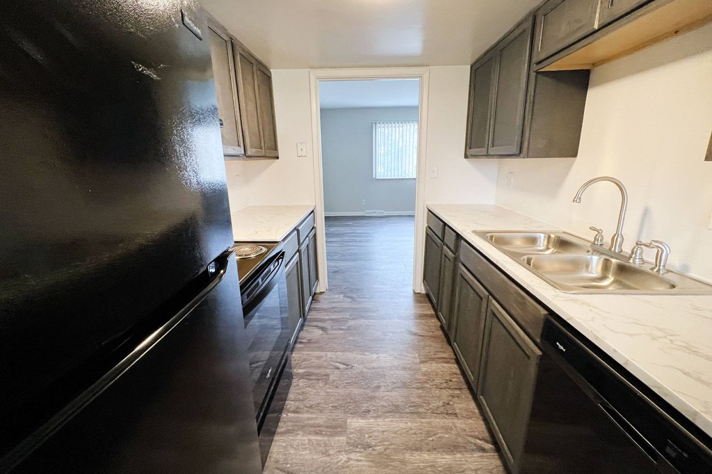 a kitchen at the acadia park apartments in houma, la at Wentworth Estates Apartments, Florence, KY