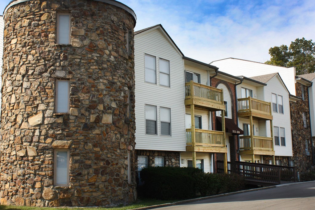 Exterior at Knobs Pointe Apartments, New Albany, IN, 47150