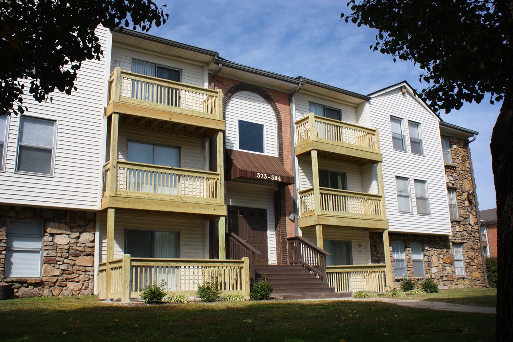 Property Exterior at Knobs Pointe Apartments, New Albany, IN