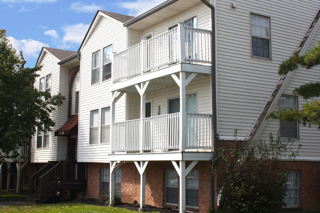 Property Exterior at Knobs Pointe Apartments, New Albany, IN, 47150