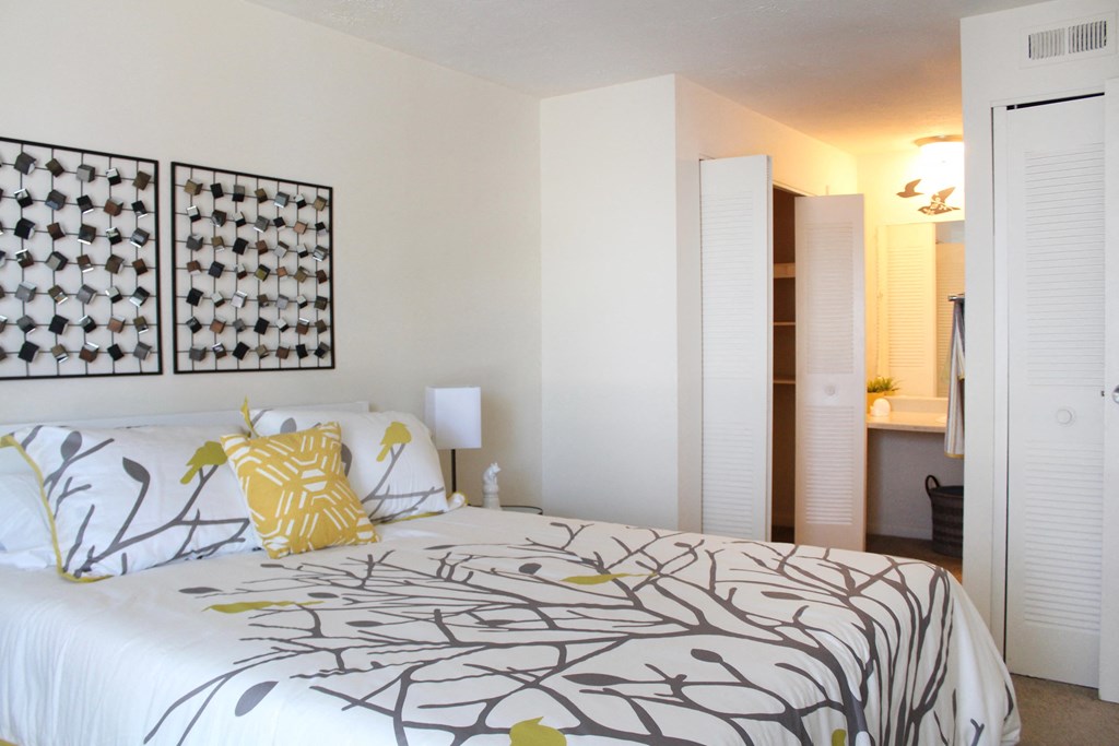 Bedroom with cozy bed and wall frame at Miamisburg by the Mall, Miamisburg, 45342