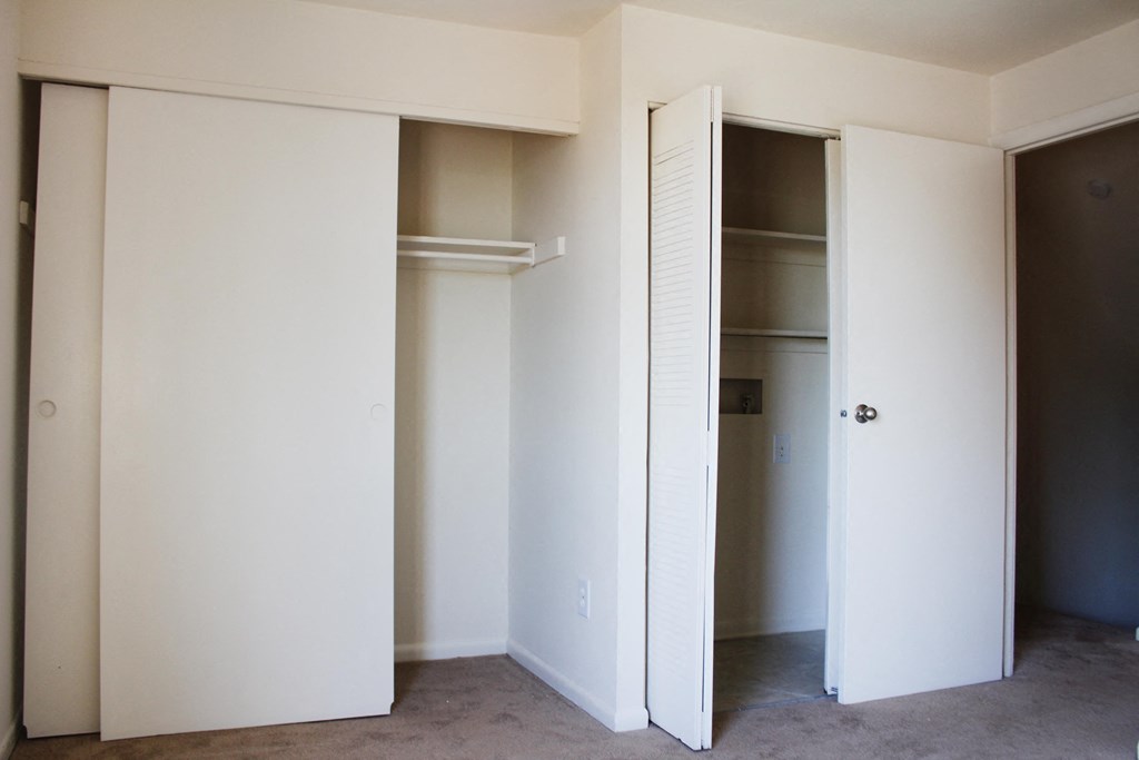 Bedroom with closet and bathroom at Miamisburg by the Mall, Ohio