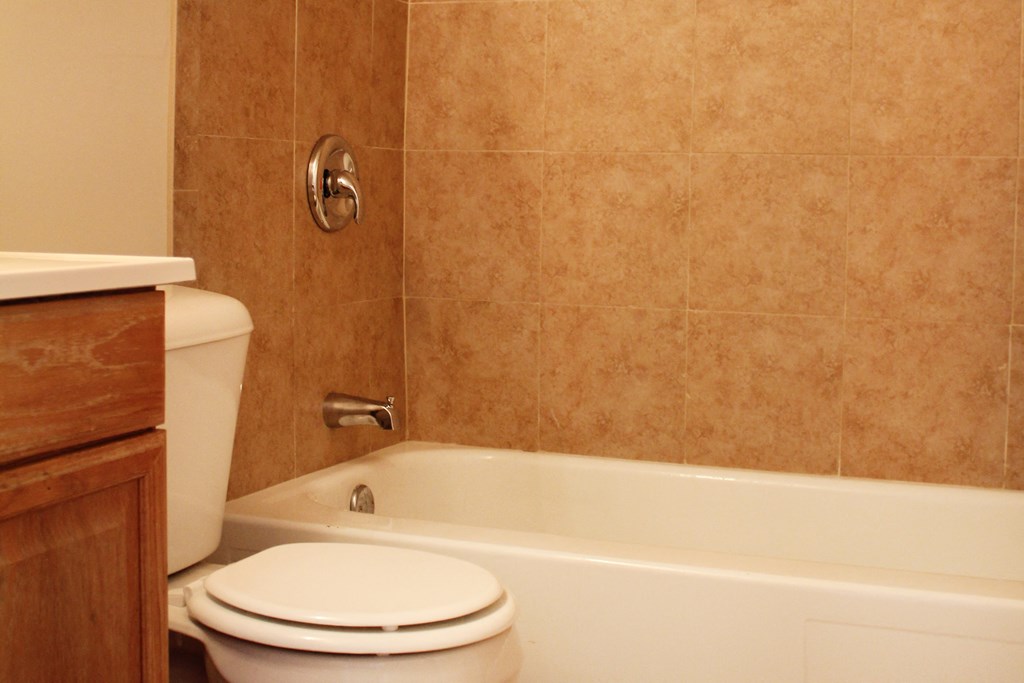 Bathtub at East Pointe Apartments, Cincinnati, Ohio