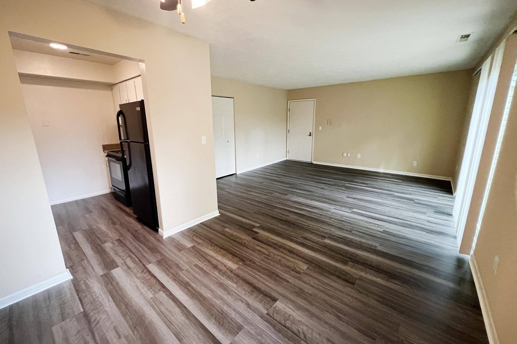 an empty living room with a hardwood floor  at Hunter's Creek Apartments, Cincinnati, OH, 45242