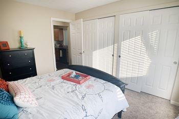 Bedroom With Closets at Fox Run Apartments, Cincinnati, Ohio
