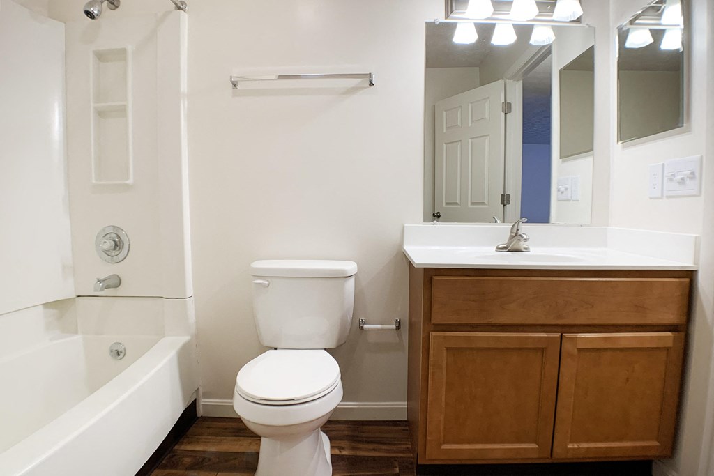 Bathroom With Vanity Lights  at Wyndemere Apartments, Franklin, 45005