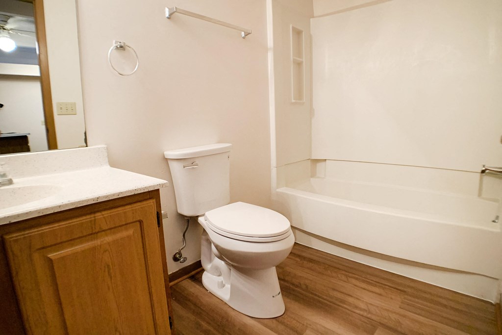 Bathroom With Bathtub at Wyndemere Apartments, Franklin, 45005