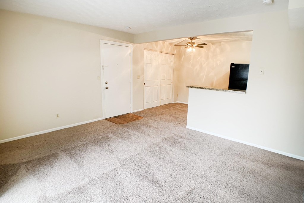 Living Room at Forest Creek Apartments, Middletown, OH, 45044