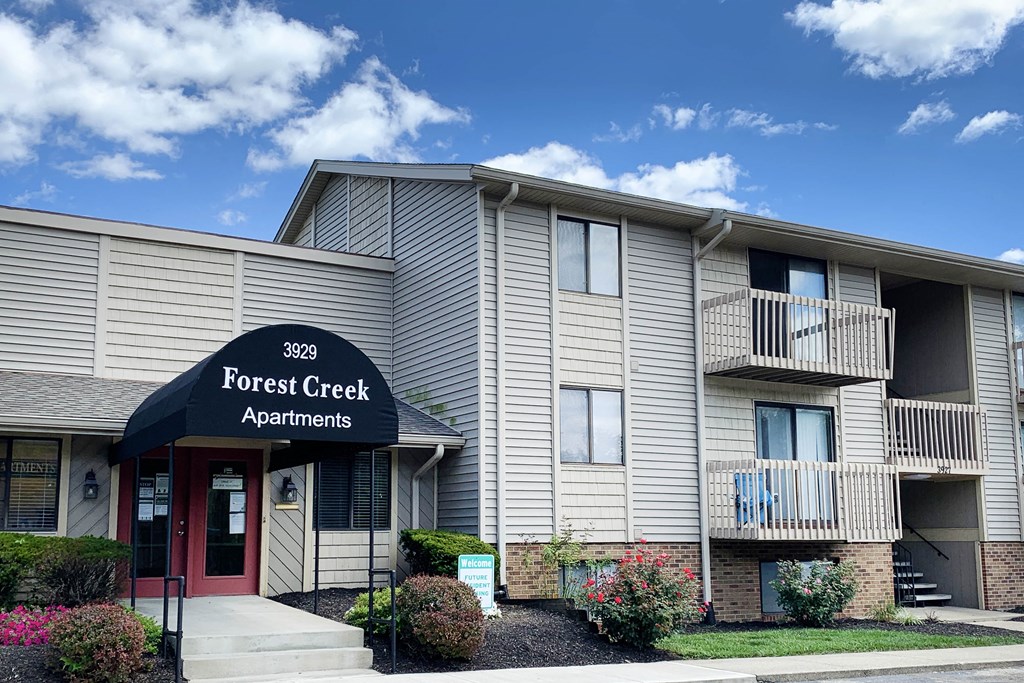 Leasing Office Exterior at Forest Creek Apartments, Middletown, Ohio