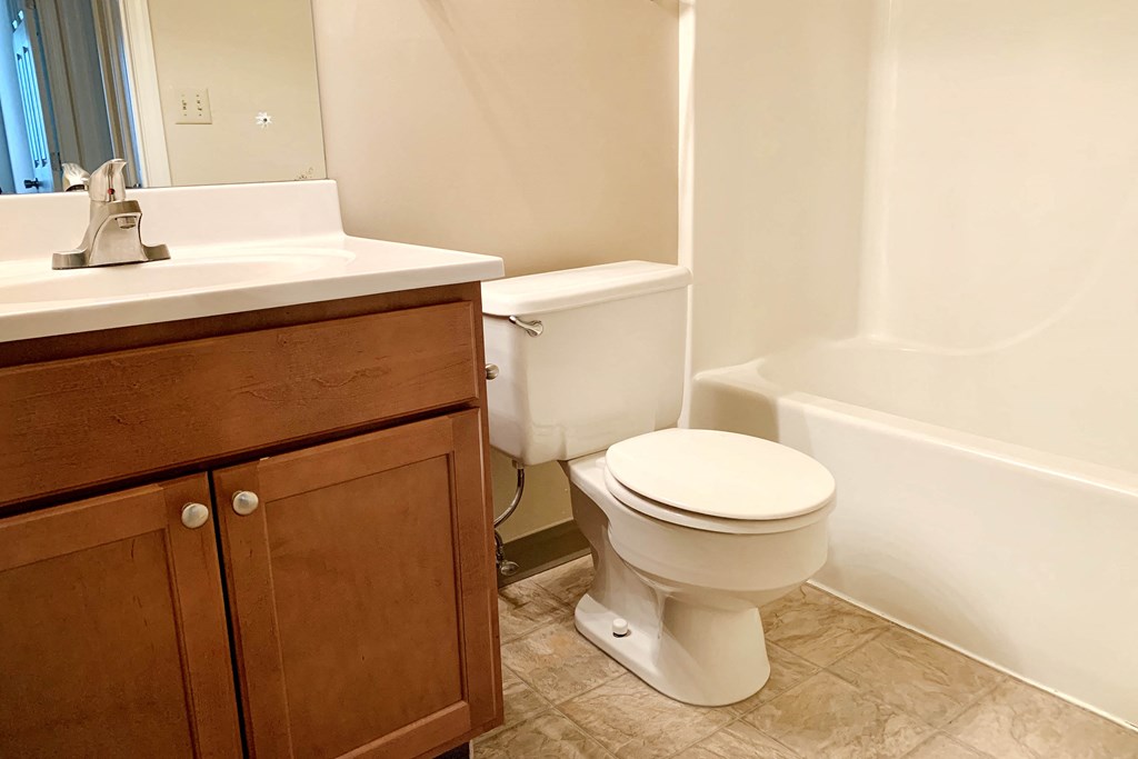 Bathroom With Bathtub at Forest Creek Apartments, Middletown, Ohio