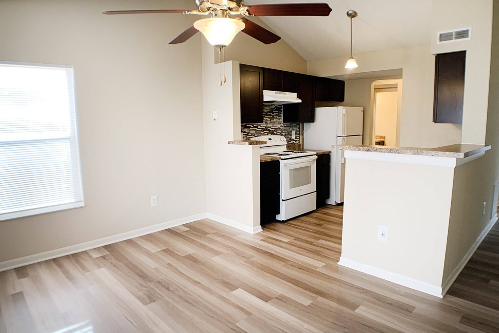 Kitchen And Dining at The Vinings Apartments, Cincinnati, Ohio