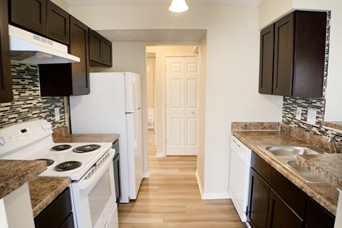 Fully Furnished Kitchen at The Vinings Apartments, Cincinnati