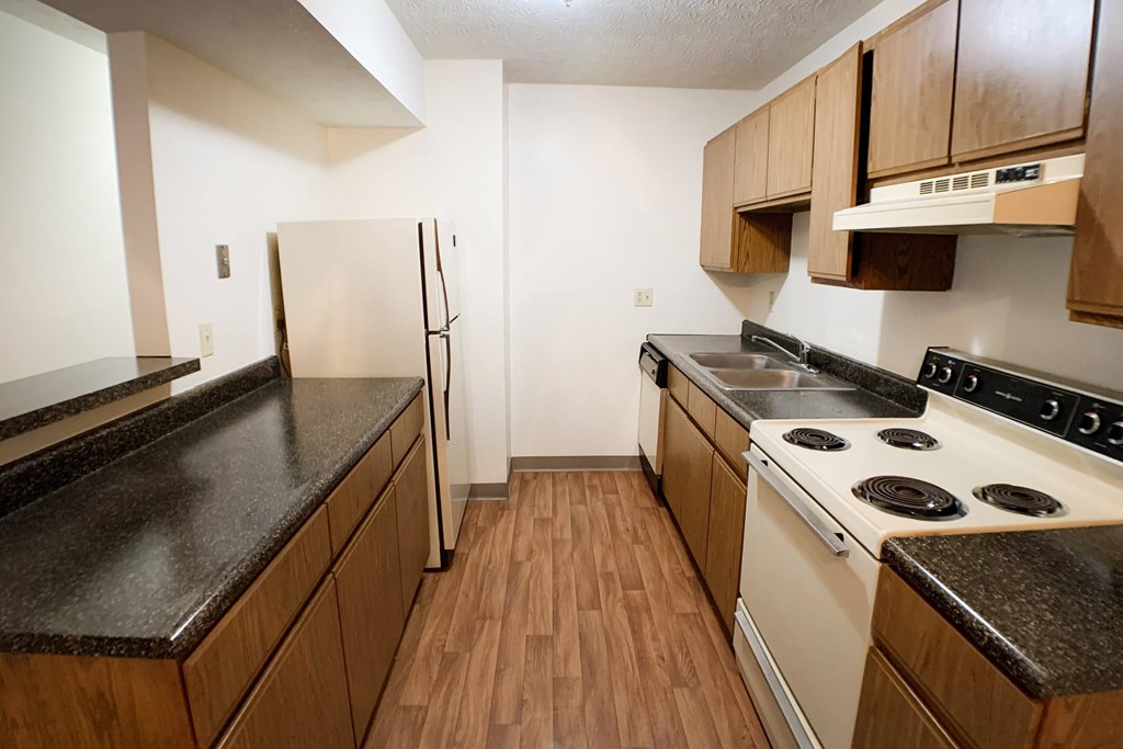 Fully Furnished Kitchen at Forest Creek Apartments, Middletown, 45044